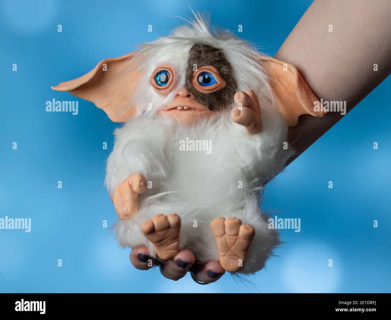 Jouet Gremlin Gizmo, fait à la main dans une technique mixte de fausse fourrure et d'argile polymère Banque D'Images