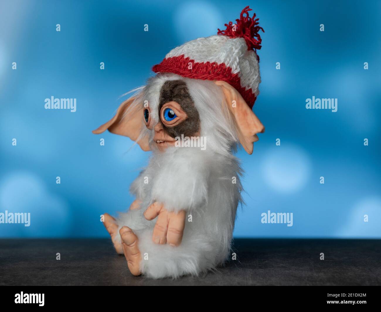 Jouet Gremlin Gizmo, fait à la main dans une technique mixte de fausse fourrure et d'argile polymère Banque D'Images