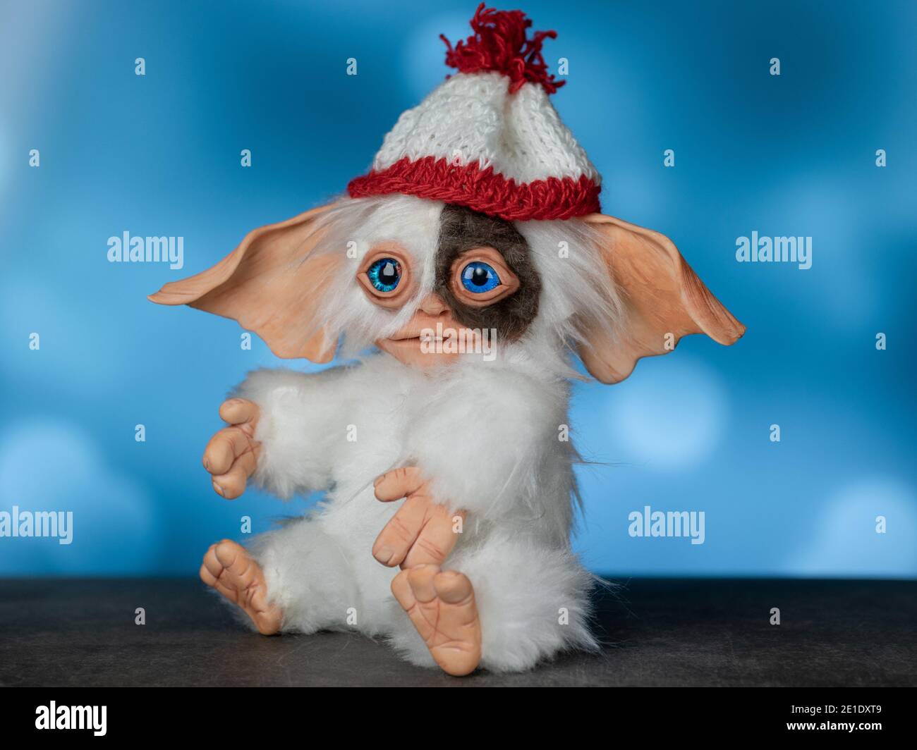 Jouet Gremlin Gizmo, fait à la main dans une technique mixte de fausse fourrure et d'argile polymère Banque D'Images