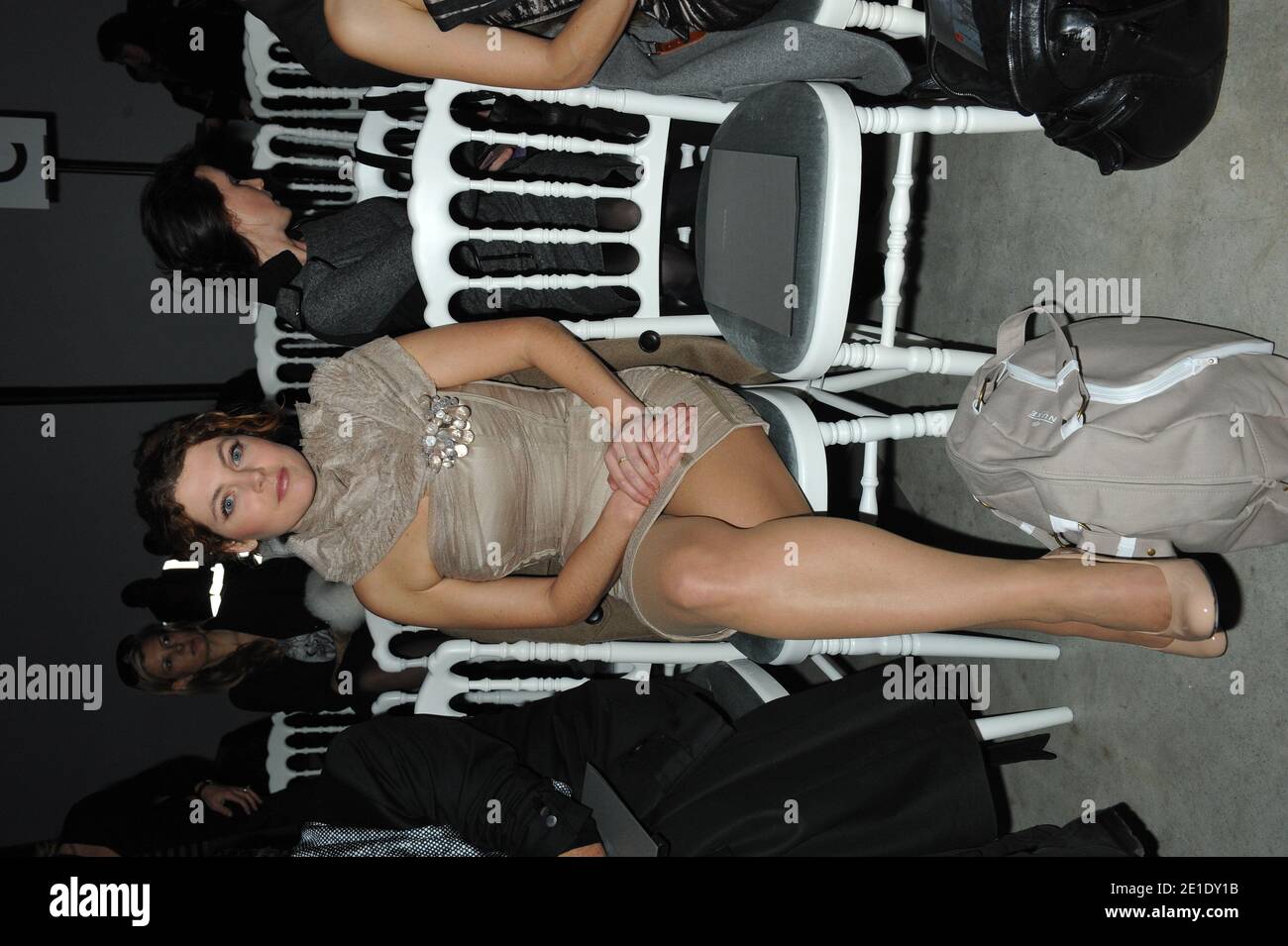 Sophie Guillemin et Sabrina Seyvecou participant à la collection haute-Couture Printemps-été 2011 de la designer libanaise Basil Soda, qui s'est tenue au Palais de Tokyo pendant la semaine de la mode des femmes de Paris, à Paris, en France, le 25 janvier 2011. Photo de Thierry Orban/ABACAPRESS.COM Banque D'Images