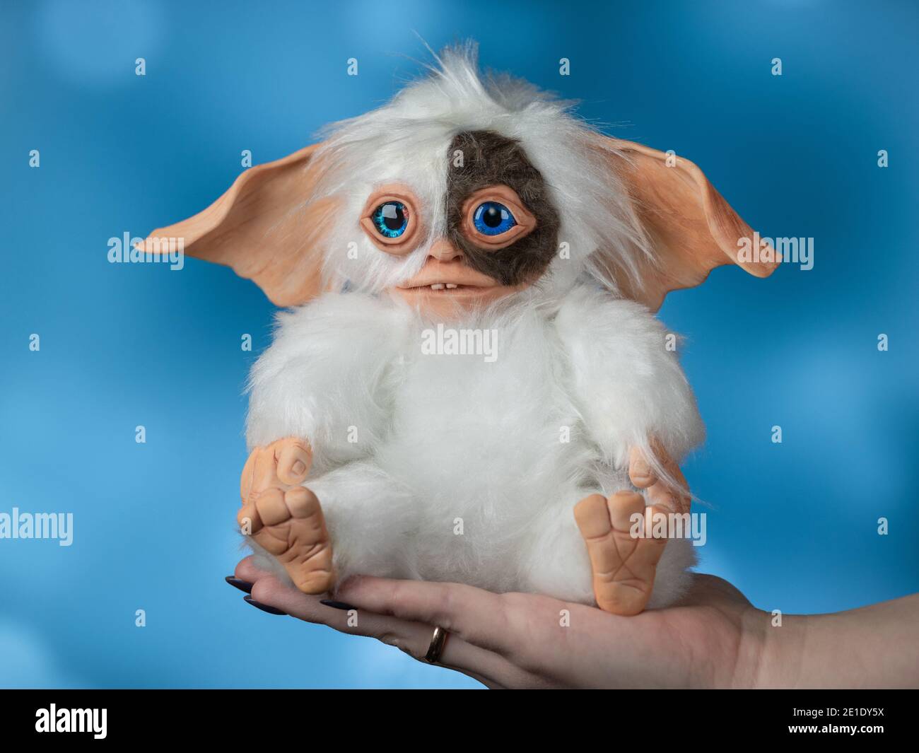 Jouet Gremlin Gizmo, fait à la main dans une technique mixte de fausse fourrure et d'argile polymère Banque D'Images