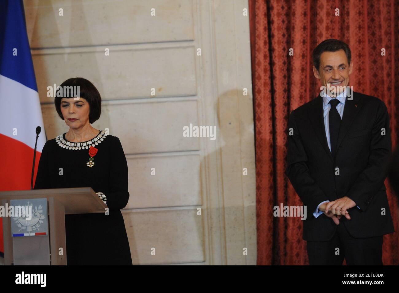 La chanteuse française Mireille Mathieu prononce un discours lorsqu'elle reçoit la Légion d'Honneur du président français Nicolas Sarkozy à l'Elysée Palace de Paris, France, le 26 janvier 2011. Photo de Mousse/ABACAPRESS.COM Banque D'Images