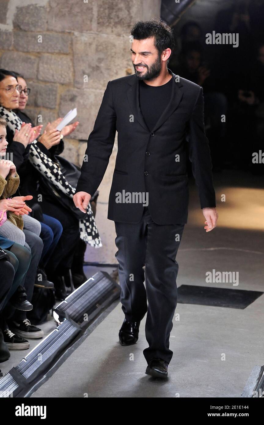 Le designer français David Vincent Camuglio lors du spectacle de la collection haute-Couture hisSpring-Summer 2011, qui s'est tenu aux Grottes du Sommelier de Louis XV à Paris, en France, le 26 janvier 2011. Photo par Edouard Bernaux/ABACAPRESS.COM Banque D'Images