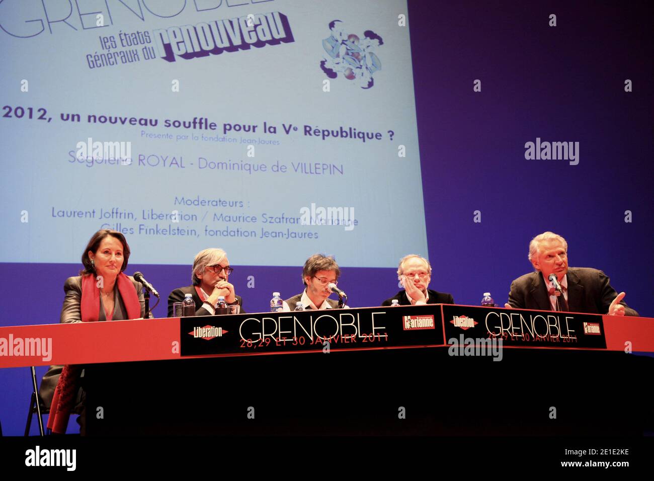 Leader socialiste français et président du Conseil régional Poitou-Charente, Segolene Royal, journaliste, Maurice Szafran, directeur de libération du journal français Laurent Joffrin et ancien Premier ministre et président du parti politique de la République solidaire Dominique de Villepin participent à un débat organisé par les journaux libération et Marianne à Grenoble, France, Le 28 janvier 2011. Photo de Stephane Lemouton/ABACAPRESS.COM Banque D'Images