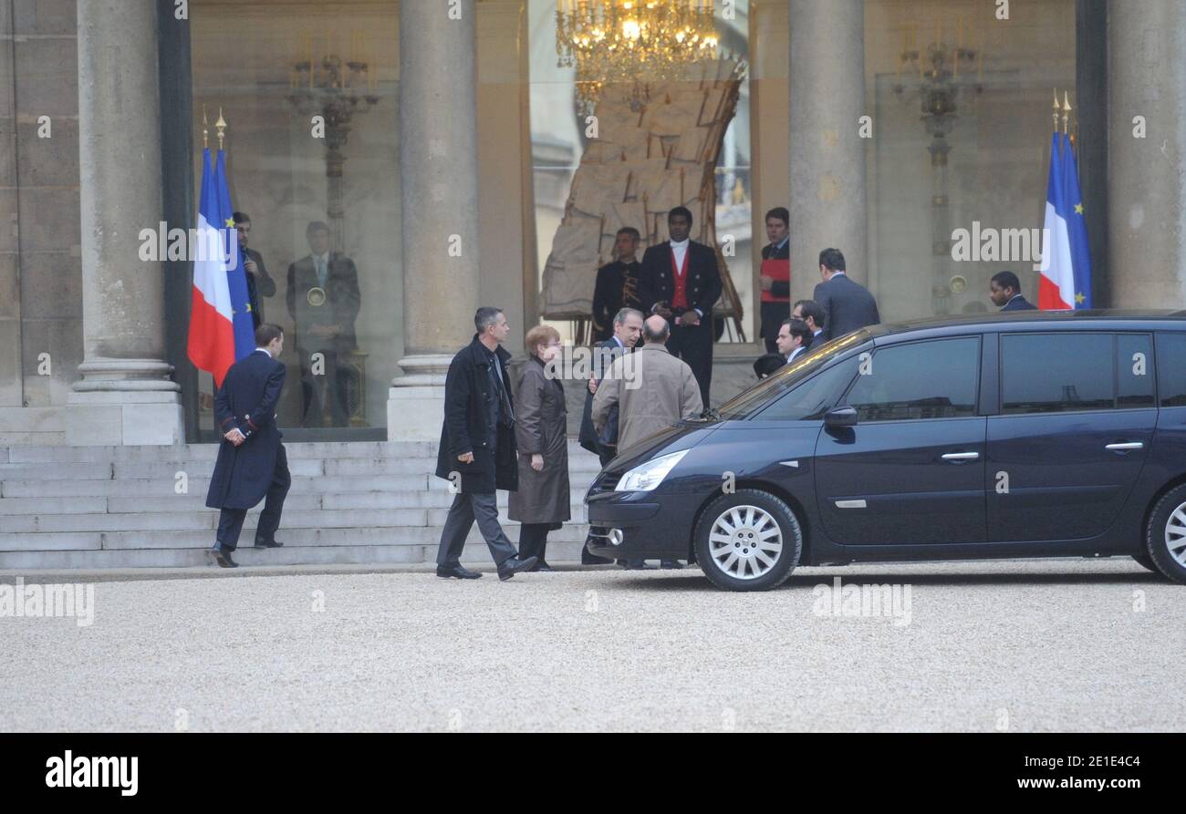 Le Président Nicolas Sarkozy recoit Michelle et Gilles Patron, la famille d'accueil de Laetitia, a l'Elysée, Paris France, le 31 janvier 2011, dénigue depuis mercredi 19 janvier pres de Pornic. Photo de Mousse/ABACAPRESS.COM Banque D'Images