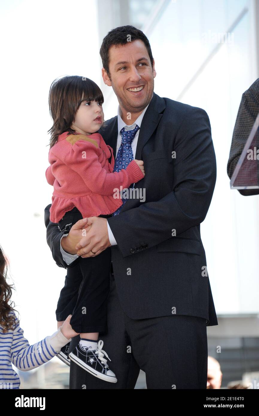 L'acteur Adam Sandler avec sa fille Sunny Madeline assiste à la cérémonie où il est honoré avec la 2,31 étoiles de la promenade de la renommée d'Hollywood à Los Angeles, Californie, le 1er février 2011. Photo de Lionel Hahn/AbacaUsa.com Banque D'Images