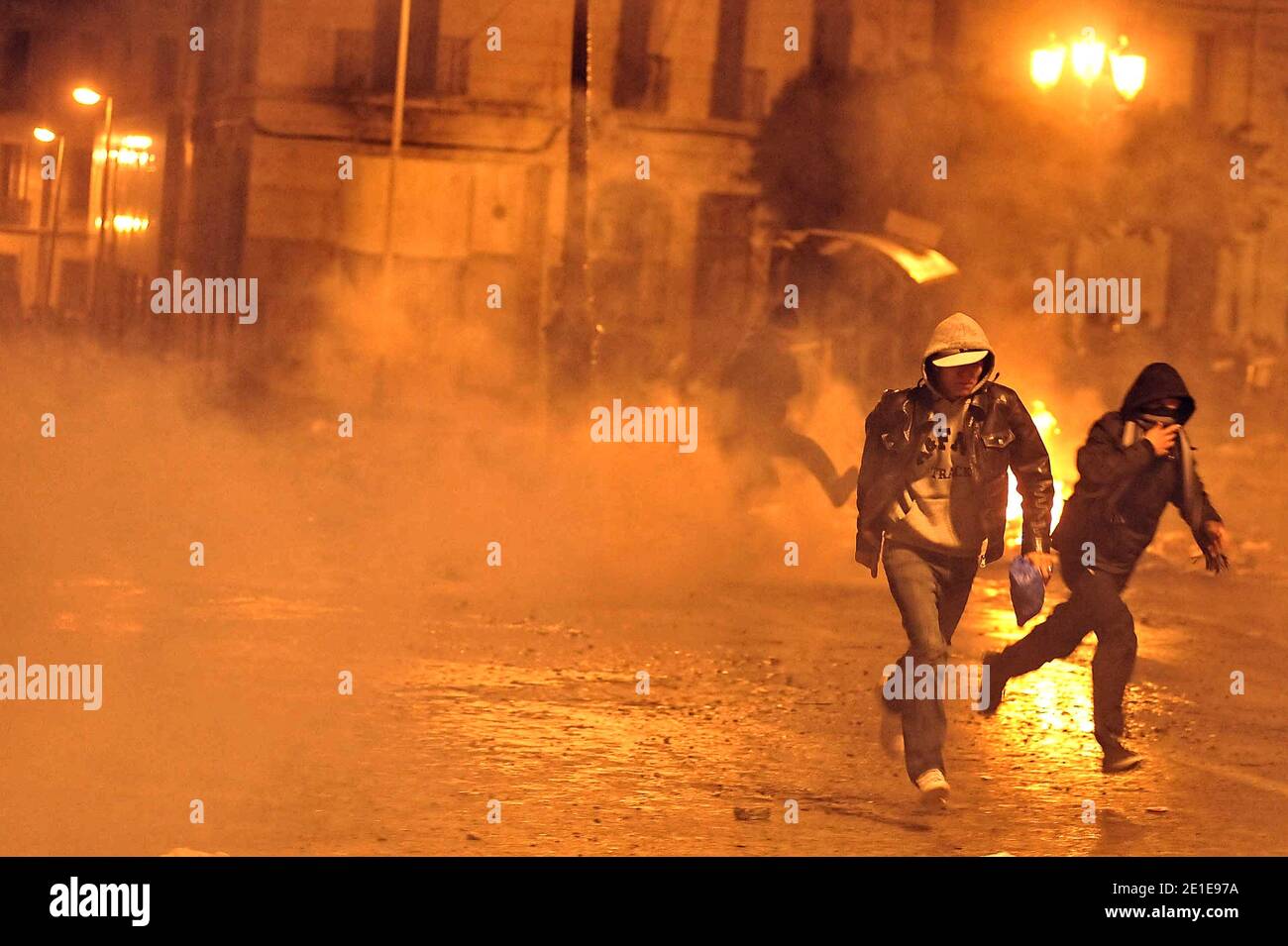 Le 5 janvier 2011, les manifestants fuient la bombe lacrymatoire mise à l'eau par les policiers dans le district de Bab El Oued à Alger, en Algérie. Photo de Louiza Ammi/ABACAPRESS.COM Banque D'Images