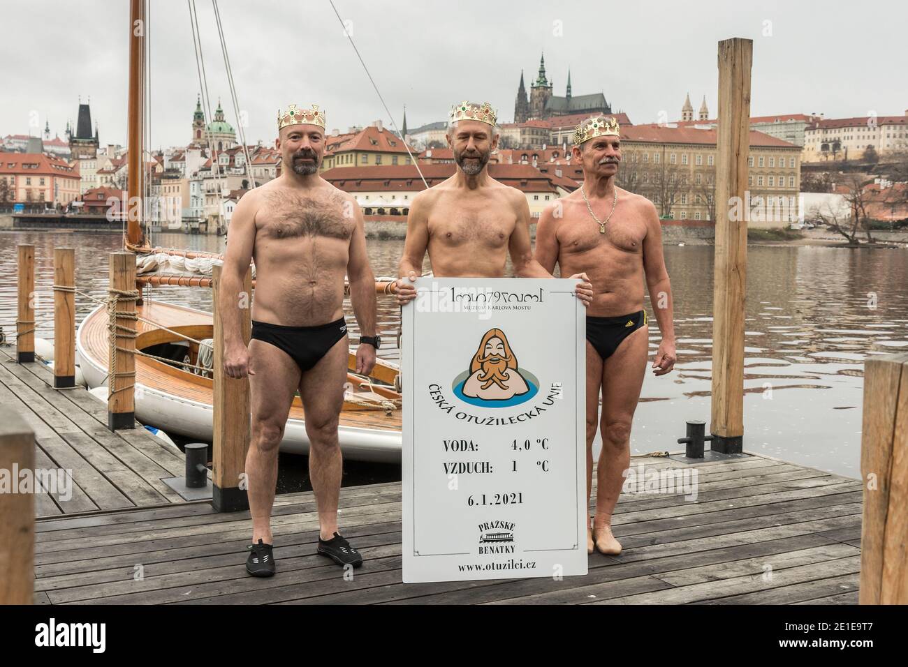 PRAGUE - 6 janvier : trois nageurs endurcis posent comme 3 rois le 6 janvier 2021 au quai de Prague à Venise, Prague, République tchèque. Nage traditionnelle à la mi-journée Banque D'Images