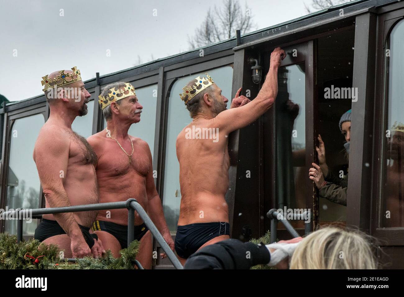 PRAGUE - 6 janvier : trois nageurs endurcis posent comme 3 rois le 6 janvier 2021 au quai de Prague à Venise, Prague, République tchèque. Nage traditionnelle à la mi-journée Banque D'Images