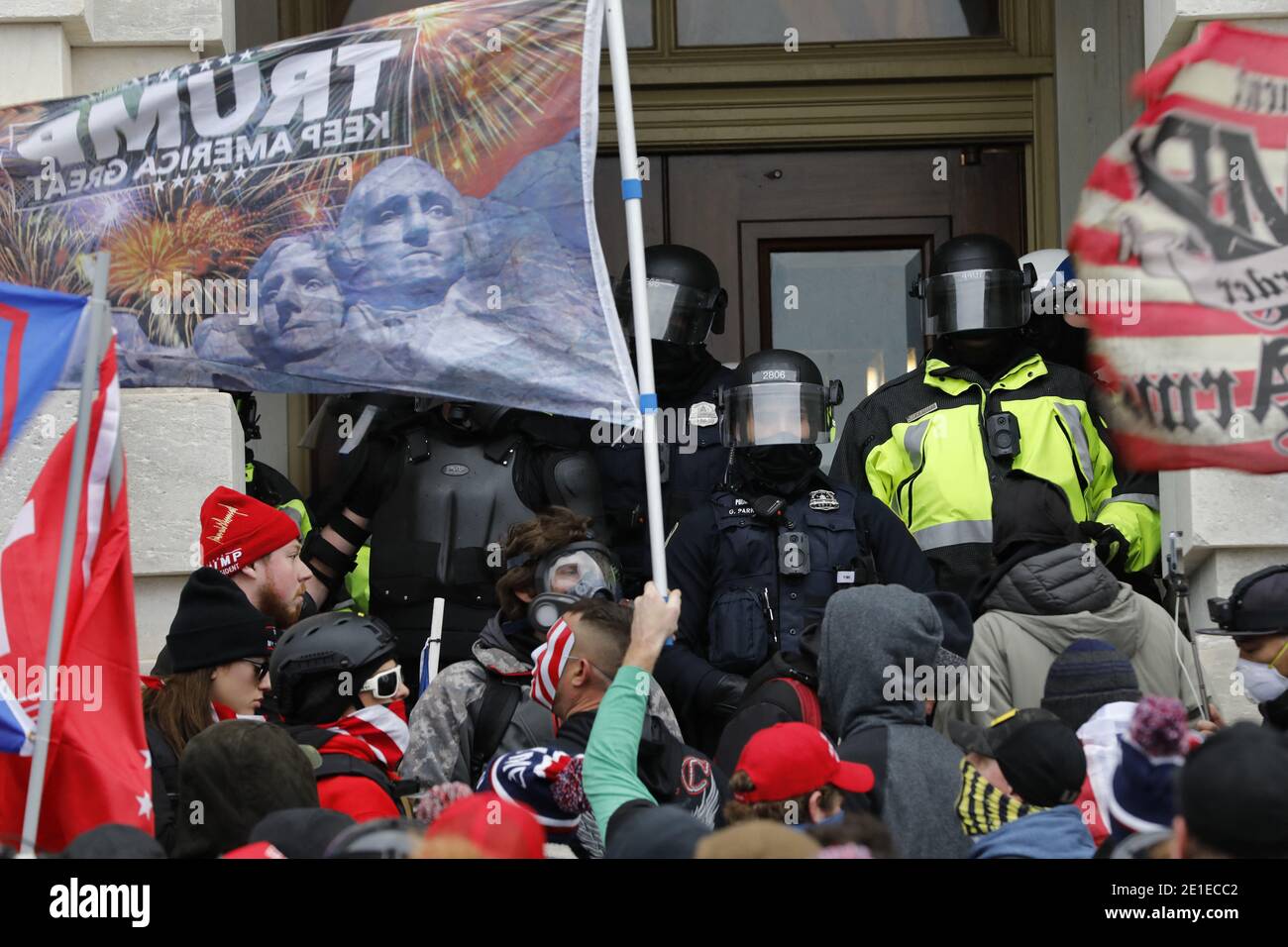 Les partisans de Trump se rassemblent pour entrer au Sénat américain lors d'une manifestation au Capitole à Washington le 6 janvier 2021. Photo de Yuri Gripas/ABACAPRESS.COM Banque D'Images