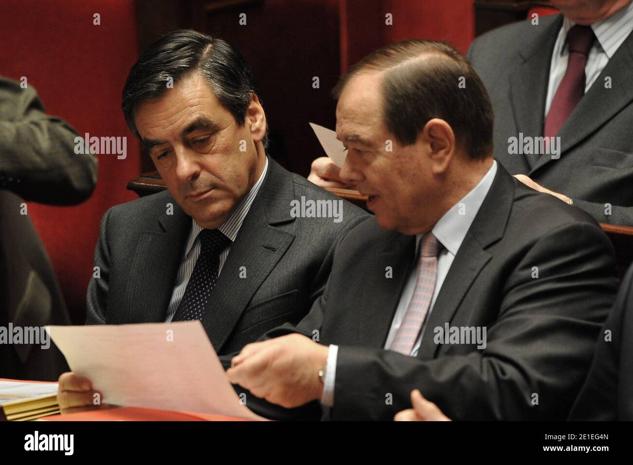 Le Premier ministre français François Fillon, le ministre français des relations avec le Parlement, Patrick Ollier, a photographié lors de la séance hebdomadaire des questions au gouvernement à l'Assemblée nationale française à Paris, le 16 février 2011. Photo de Thierry Orban/ABACAPRESS.COM Banque D'Images