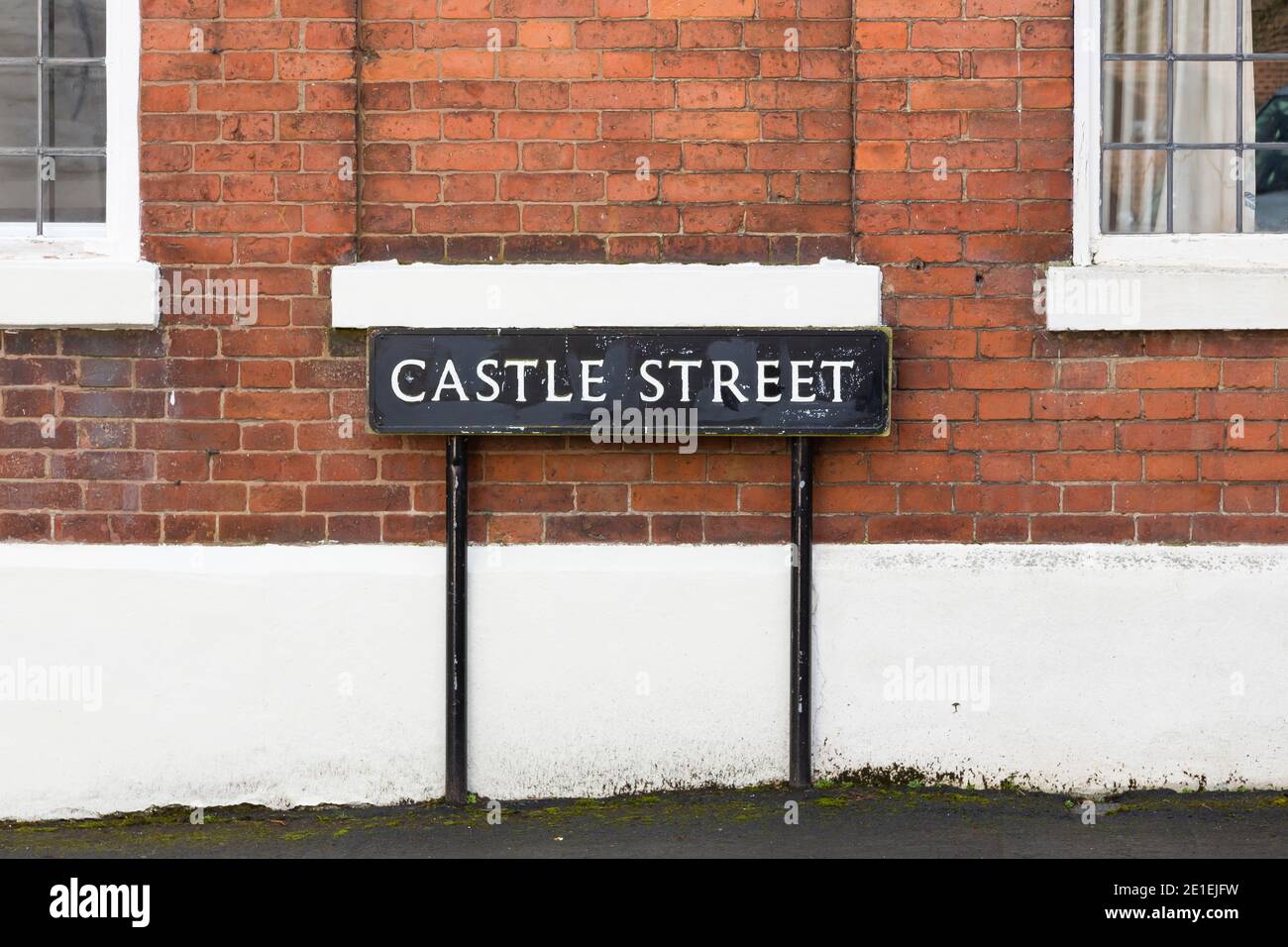 Panneau de rue noir et blanc en métal ancien, Castle Street à Warwick, Royaume-Uni Banque D'Images