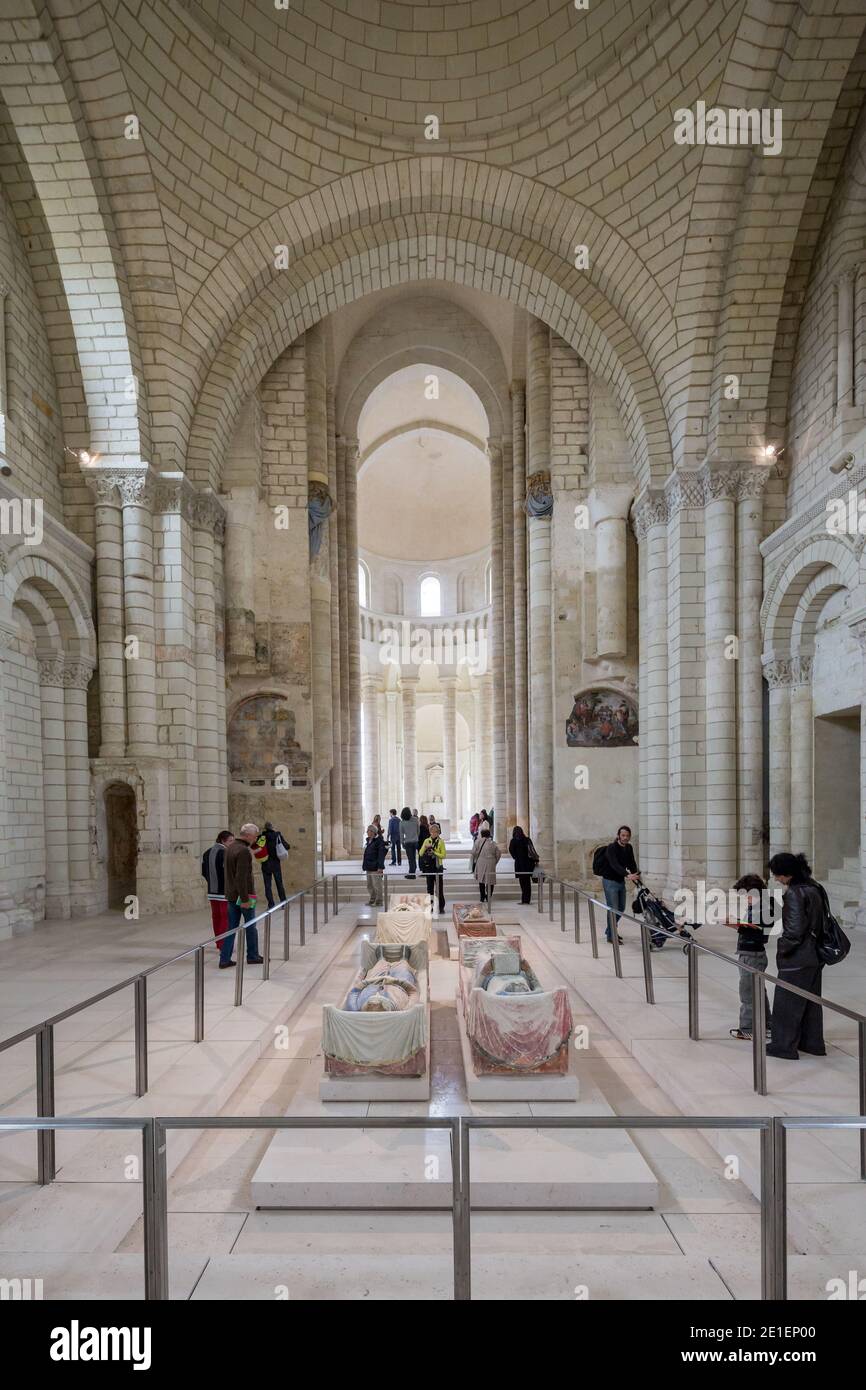 Fontevraud, France 10 mai 2013 : vue intérieure de la nef de l'abbaye de Fontevraud avec la tombe de Richard Ier d'Angleterre et Isabella d'Angoulême Banque D'Images