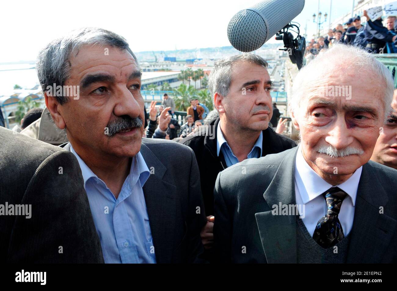 Ancien ministre et maintenant chef de la Ligue algérienne indépendante pour la défense des droits de l'homme, avocat, Maître Ali Yahia Abdenour (92) lors d'un rassemblement anti-gouvernement organisé par les représentants de la coordination nationale pour le changement démocratique, (CNCD) à la place Martyrs dans la capitale, De demander la destitution du Président Abdelaziz Bouteflika, à Alger, en Algérie, le 26 février 2011. Une fois de plus, des manifestants réprimés par la police. Photo de Louiza Ammi/ABACAPRESS.COM Banque D'Images