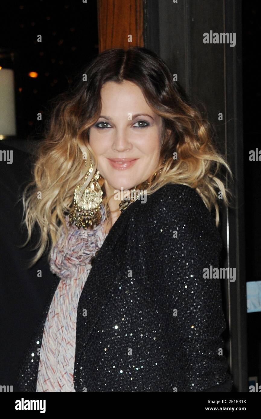 Drew Barrymore arrive au dîner pré-Oscar de Chanel et Charles Finch au restaurant Madeo à Los Angeles, CA, Etats-Unis le 26 février 2011. Photo de Mehdi Taamallah/ABACAPRESS.COM Banque D'Images