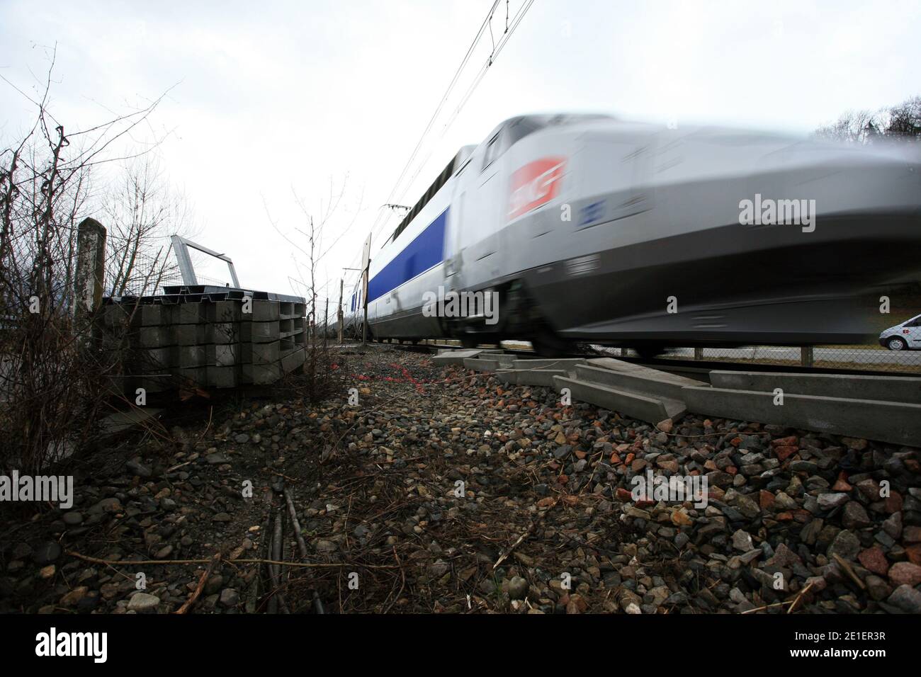 La ligne SNCF entre Chambéry et Bourg Saint Maurice, France le 27 Fevrier 2011 a ete sabotée le 26 Fevrier. Des CABLES ont ete sectiones provocante des recartes de trois a cinq heures des 40000 voyages circulant samedi sur cette ligne. En 2010, la SNCF a enregistré un enregistrement des volumes de câbles de cuivre sur son reseau : cinquinte par jour, soit trois plus qu'en 2008. Sélectionnez les calculs de l'entreprise ferroviaire, 350 000 minutes de retard ont ainsi ete occasioners sur le trafic national. Photo Daniel Giry/ABACAPRESS.COM Banque D'Images