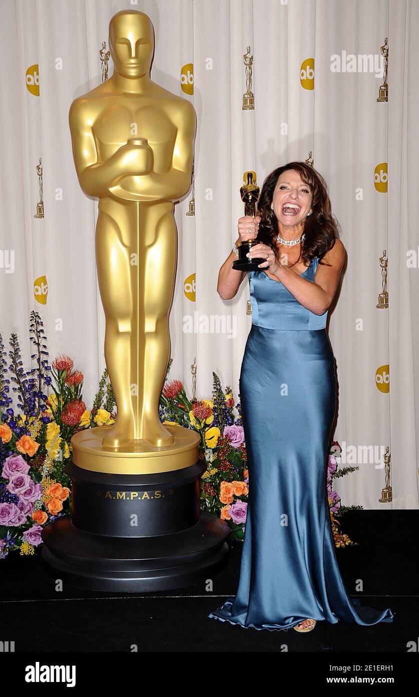 Susanne Bier, lauréate du prix de l'Académie, pose dans la salle de presse l'Oscar du meilleur film en langue étrangère pour « dans un monde meilleur », lors du 83e prix annuel de l'Académie, qui s'est tenu au Kodak Theatre de Los Angeles, CA, Etats-Unis, le 27 février 2011. Photo de Lionel Hahn/ABACAUSA.COM Banque D'Images