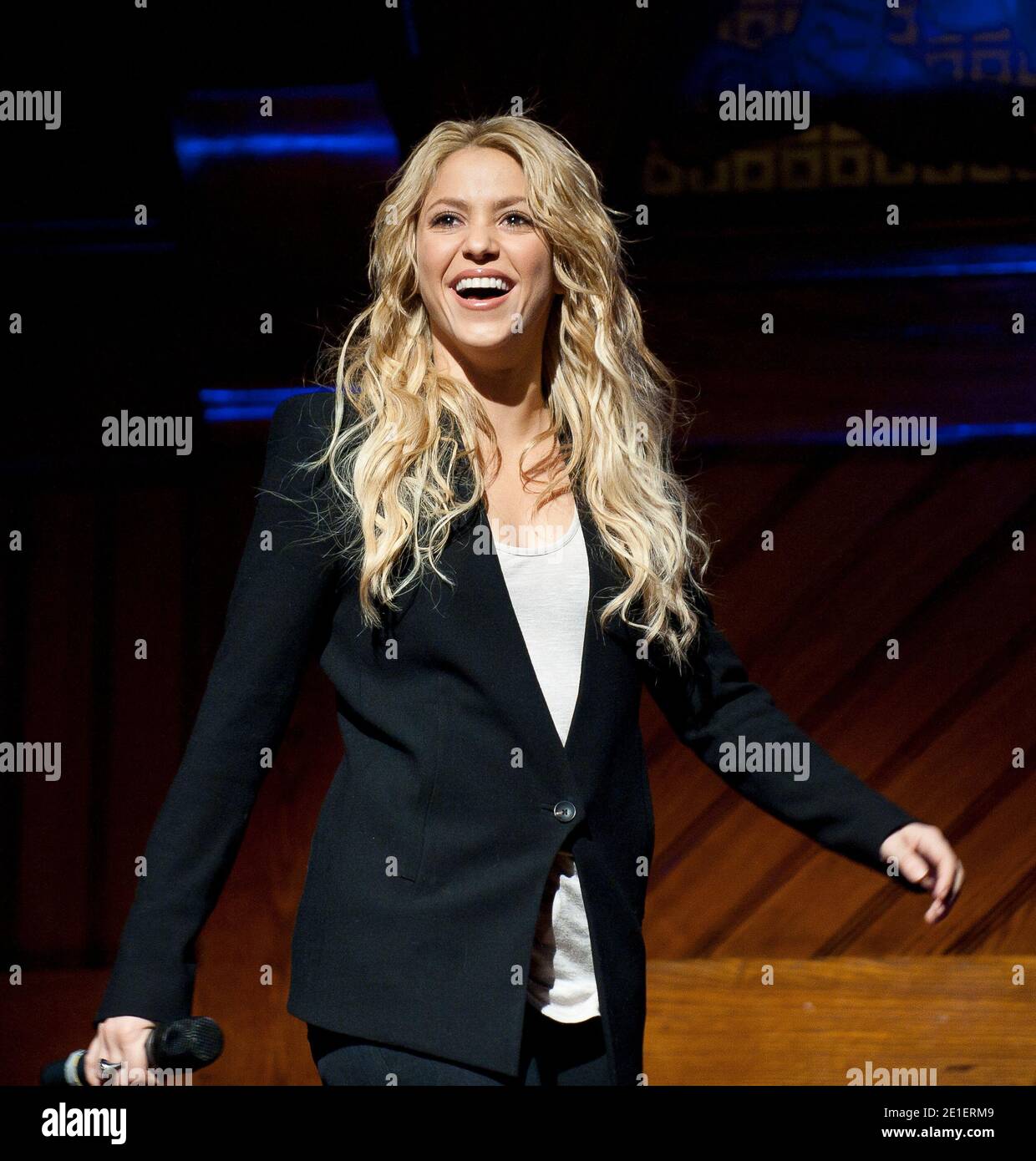 Shakira à la Fondation de l'Université Harvard, 26e artiste de l'année des  « rythmes culturels » au Sander's Theatre de l'Université Harvard à  Cambridge, Massachusetts, le 26 février 2011. Le professeur S.