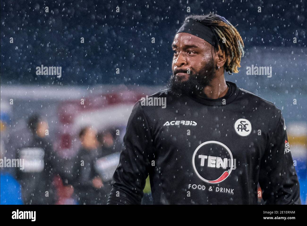 L'attaquant français de Spezia, M Bala Nzola, regarde pendant le match de football série A SSC Napoli vs Spezia Calcio. Spezia Calcio a gagné 2-1 Banque D'Images