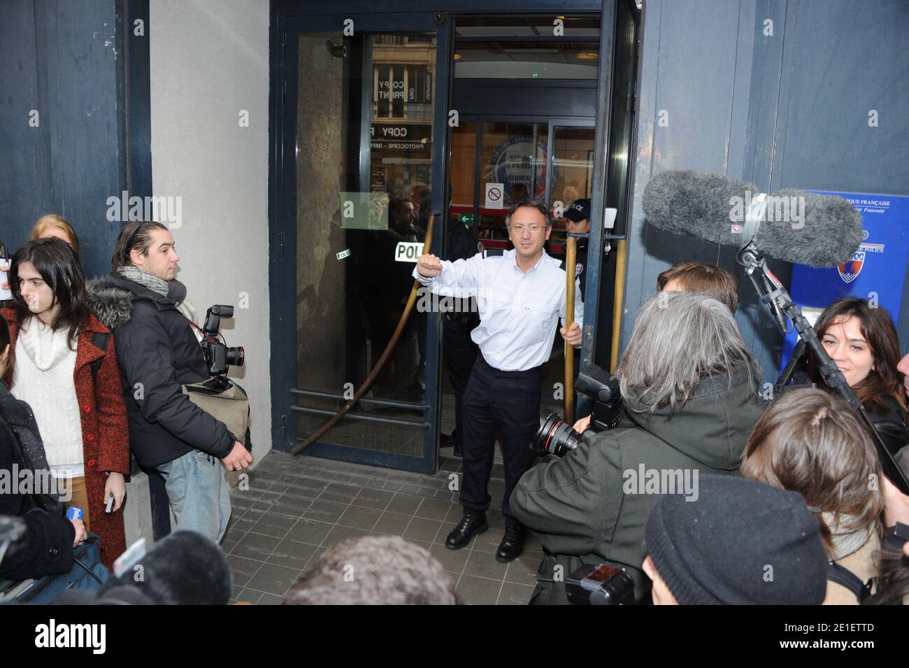 Atmosphère en face du 3ème arrondissement, où le designer britannique John Galliano devrait être confronté à un couple l'accusant de commentaires antisémites à Paris, France, le 28 février 2011. John Galliano, le concepteur en chef de Christian Dior depuis 1996, a été suspendu de ses fonctions à la maison de mode après avoir été arrêté pour avoir agressé une femme et avoir fait des remarques antisémites dans un café extérieur de Paris « la Perle ». Photo par ABACAPRESS.COM Banque D'Images
