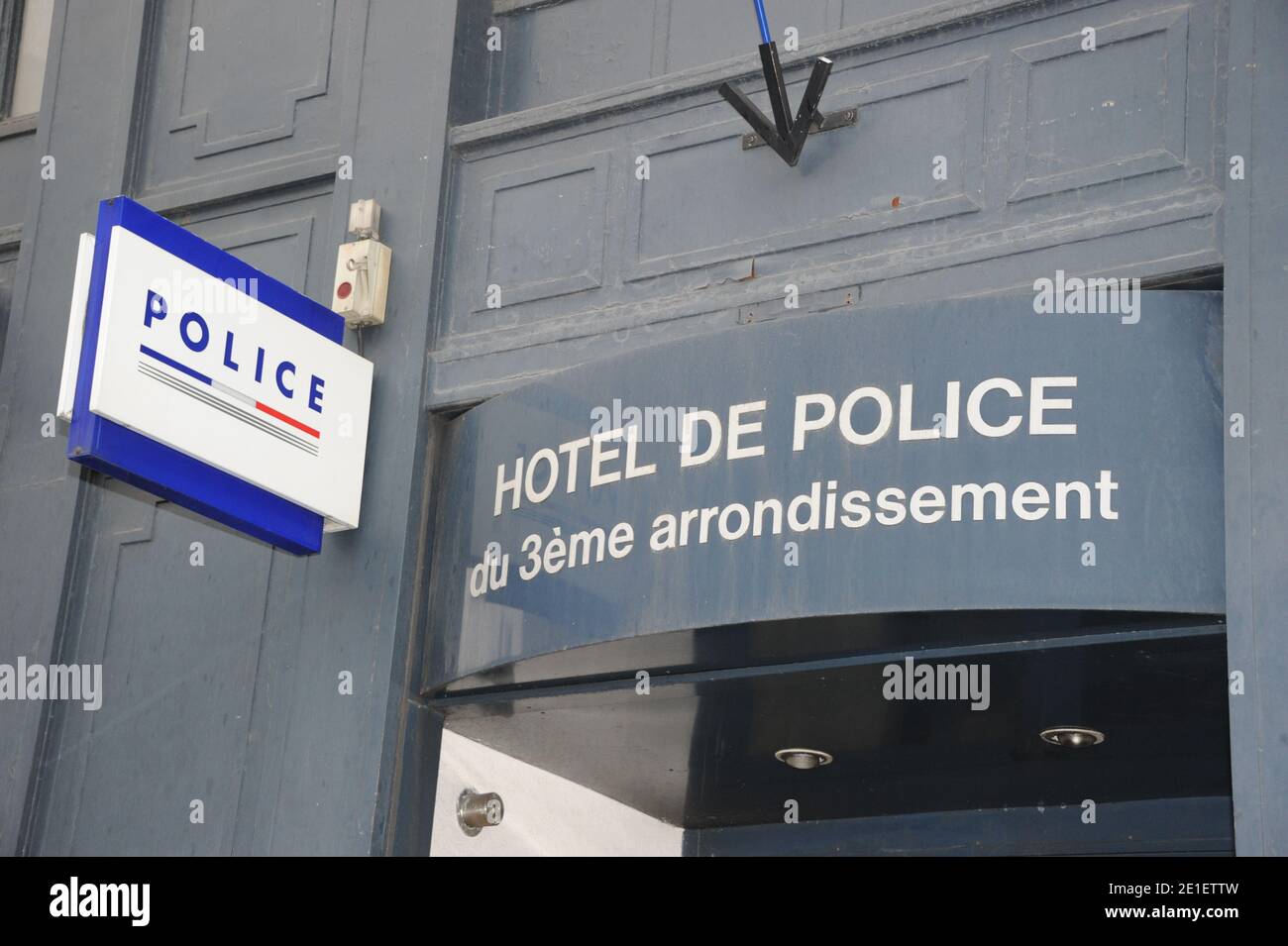 Atmosphère en face du 3ème arrondissement, où le designer britannique John Galliano devrait être confronté à un couple l'accusant de commentaires antisémites à Paris, France, le 28 février 2011. John Galliano, le concepteur en chef de Christian Dior depuis 1996, a été suspendu de ses fonctions à la maison de mode après avoir été arrêté pour avoir agressé une femme et avoir fait des remarques antisémites dans un café extérieur de Paris « la Perle ». Photo par ABACAPRESS.COM Banque D'Images