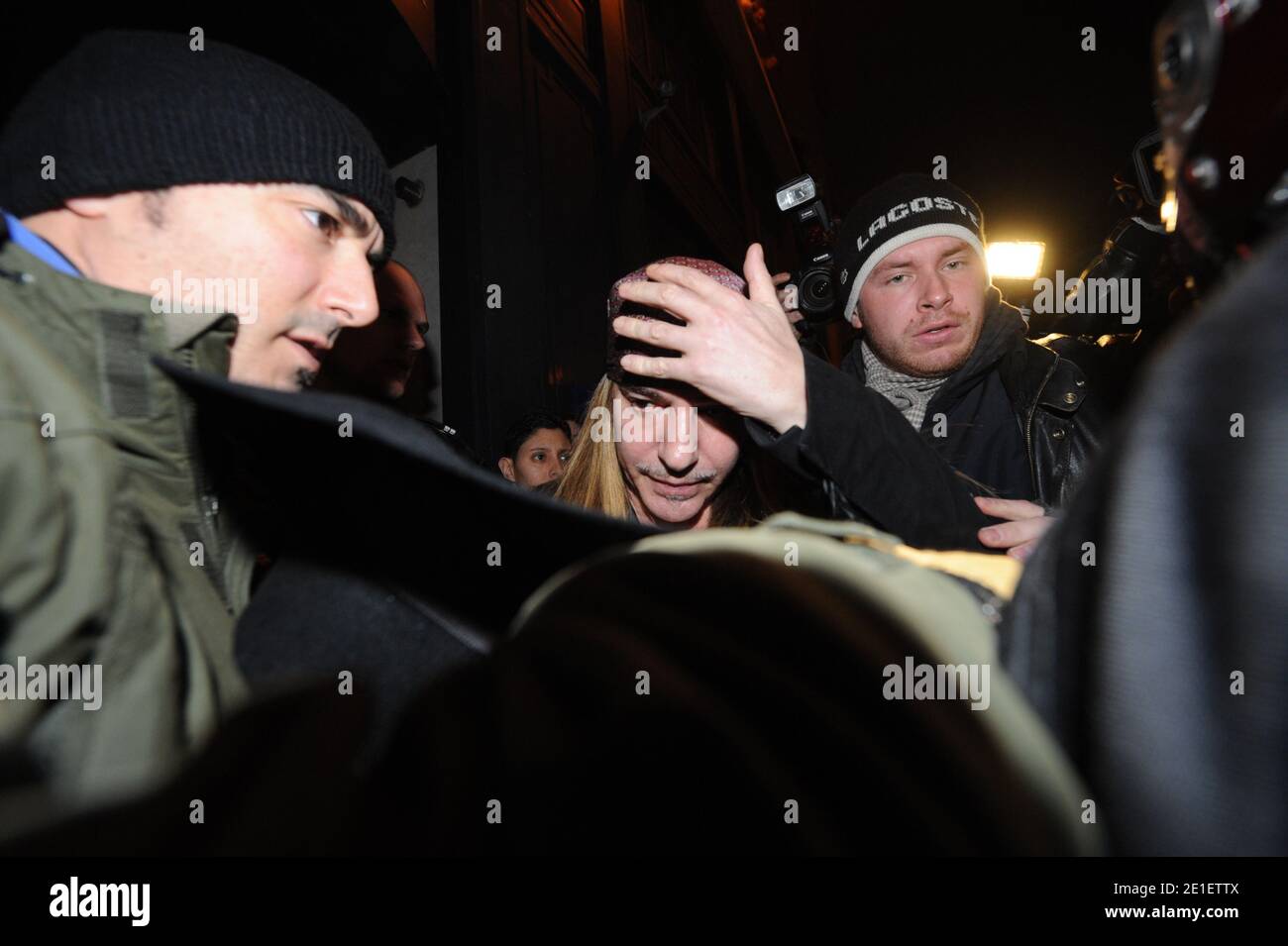 Le Britannique Desidgner John Galliano est vu quitter le quartier du 3ème arrondissement où il devrait être confronté à un couple l'accusant de commentaires antisémites à Paris, France, le 28 février 2011. John Galliano, le concepteur en chef de Christian Dior depuis 1996, a été suspendu de ses fonctions à la maison de mode après avoir été arrêté pour avoir agressé une femme et avoir fait des remarques antisémites dans un café extérieur de Paris « la Perle ». Photo de Mousse/ABACAPRESS.COM Banque D'Images