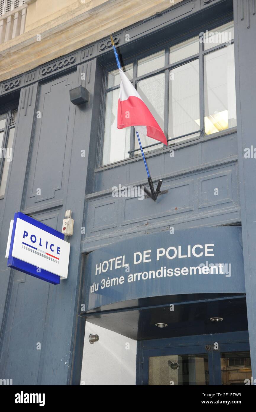 Atmosphère en face du 3ème arrondissement, où le designer britannique John Galliano devrait être confronté à un couple l'accusant de commentaires antisémites à Paris, France, le 28 février 2011. John Galliano, le concepteur en chef de Christian Dior depuis 1996, a été suspendu de ses fonctions à la maison de mode après avoir été arrêté pour avoir agressé une femme et avoir fait des remarques antisémites dans un café extérieur de Paris « la Perle ». Photo par ABACAPRESS.COM Banque D'Images