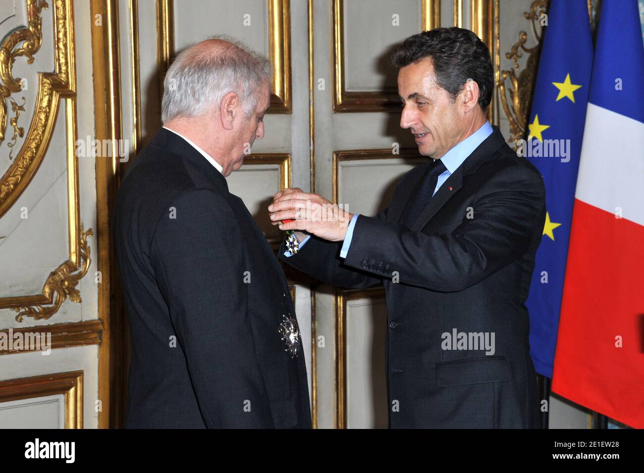 Daniel Barenboim, chef d'orchestre et directeur musical né en Argentine, a reçu le 28 février 2011 le grand officier de la Légion d'honneur du président français Nicolas Sarkozy à l'Elysée Palace de Paris, en France. Photo de Pierre Villard/Pool/ABACAPRESS.COM Banque D'Images