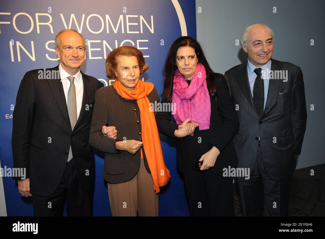 Photo du dossier - le PDG de l'Oréal, Jean-Paul Agon, Liliane Bettencourt,  sa fille Françoise Bettencourt-Meyers et son mari, Jean-Pierre Meyers, sont  photographiés lors d'une cérémonie de remise de 2011 prix l'Oréal-UNESCO