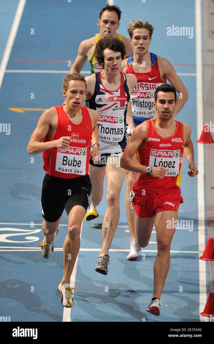 Andreas Bube, du Danemark, et Kevin Lopez, de l'Espagne, participent au 800m tour 1 des hommes lors du premier jour du 31e Championnat européen d'athlétisme en salle au Palais Omnisports de Paris-Bercy à Paris, France, le 4 mars 2011. Photo de Stephane Reix/ABACAPRESS.COM Banque D'Images