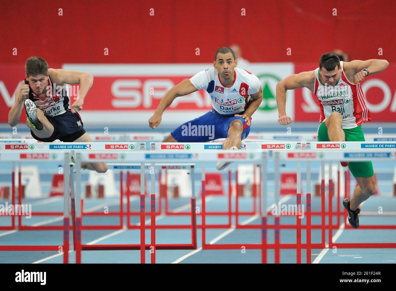 Lawrence Clarke, de Grande-Bretagne, Garfield Darien, de France, et Balazs Baji, de Hongrie, participent à la demi-finale hommes de 60m haies le premier jour du 31e Championnat européen d'athlétisme en salle au Palais Omnisports de Paris-Bercy, à Paris, en France, le 4 mars 2011. Photo de Stephane Reix/ABACAPRESS.COM Banque D'Images