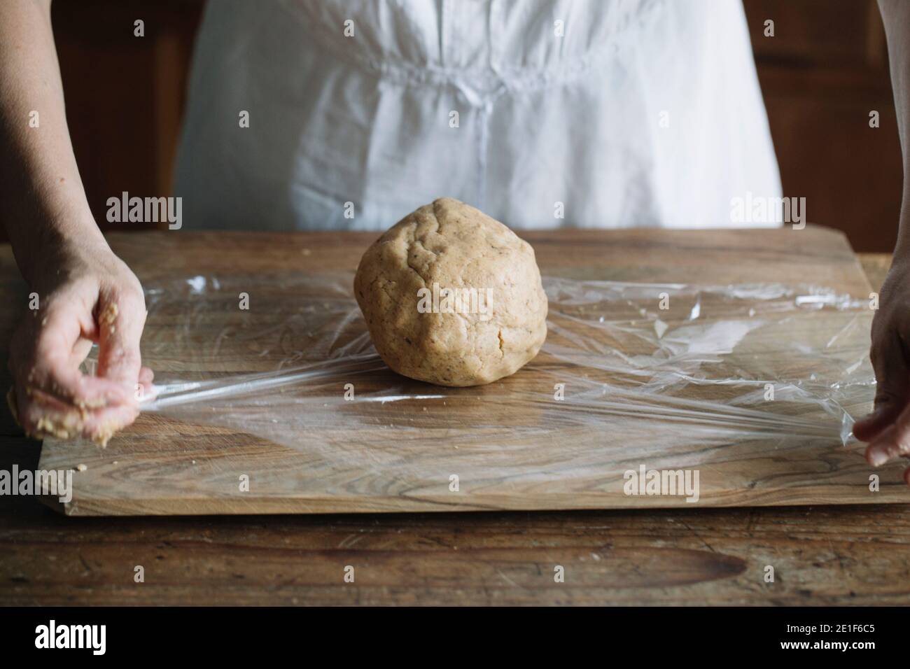 Femme faisant de la pâte à croûte courte maison Banque D'Images