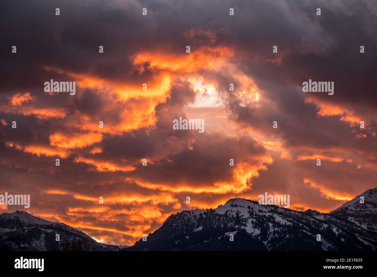 Coucher de soleil sur les montagnes Banque D'Images