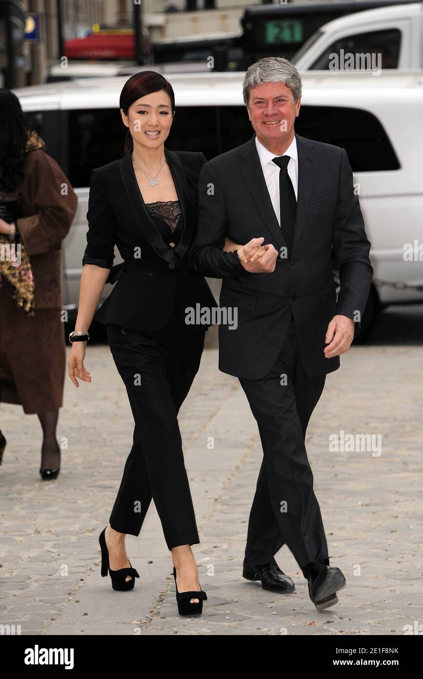 Gong Li et Yves Carcelle, PDG de Louis Vuitton, arrivent au salon de mode Louis Vuitton prêt-à-porter automne-hiver 2011/2012 qui s'est tenu à la Cour Carree du Louvre à Paris, le 9 mars 2011, dans le cadre de la semaine de la mode de Paris. Photo de Nicolas Briquet/ABACAPRESS.COM Banque D'Images Gong Li et Yves Carcelle, PDG de Louis Vuitton, arrivent au salon de mode Louis Vuitton prêt-à-porter automne-hiver 2011/2012 qui s'est tenu à la Cour Carree du Louvre à Paris, le 9 mars 2011, dans le cadre de la semaine de la mode de Paris. Photo de Nicolas Briquet/ABACAPRESS.COM Banque D'Images