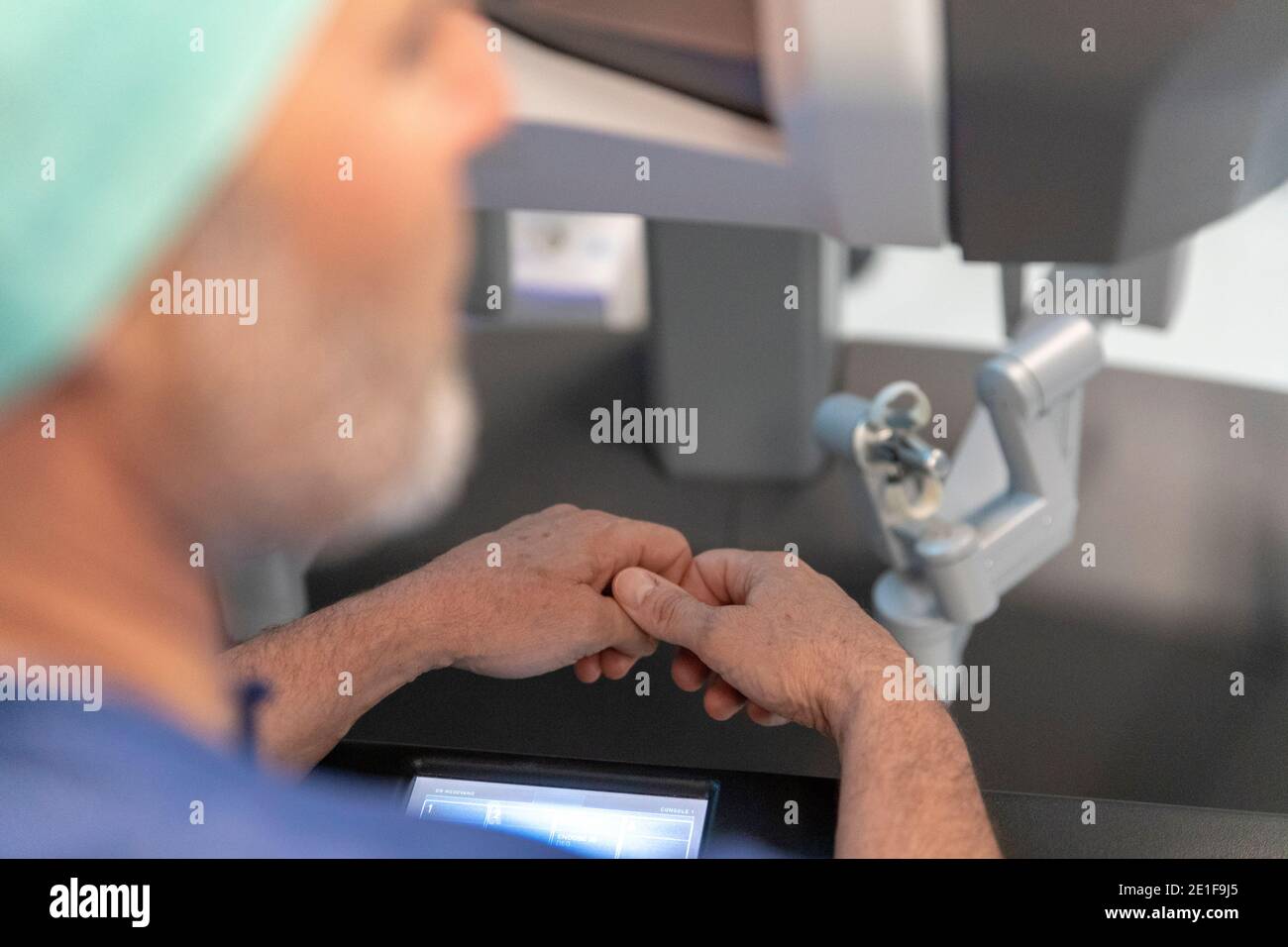 un chirurgien attend le commandement d'un robot, le début d'une chirurgie Banque D'Images