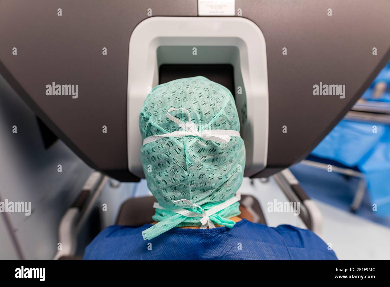 un chirurgien est devant les commandes d'un robot dans la salle d'opération Banque D'Images