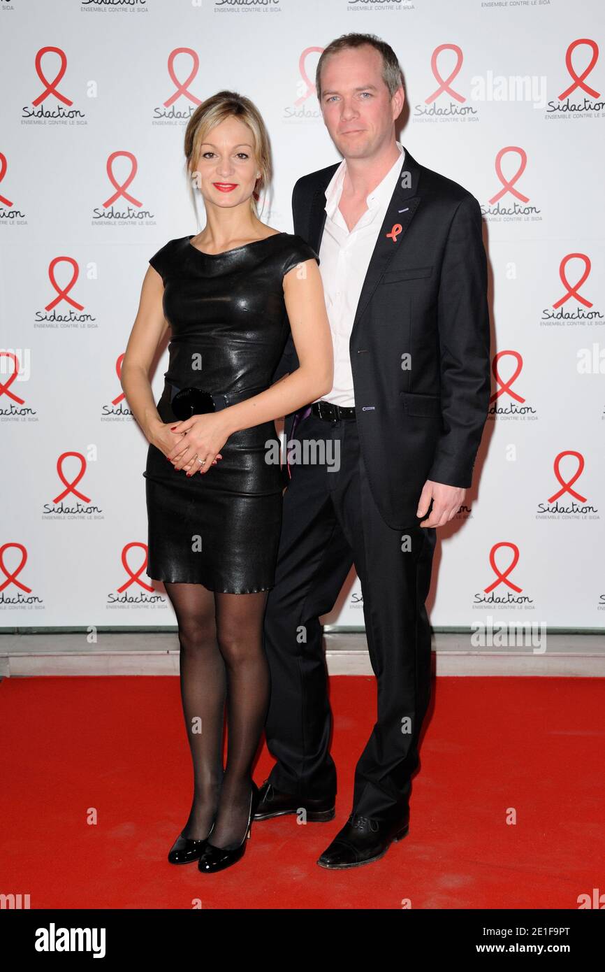Audrey Crespo-Mara et Julien Arnaud posant à un photocall pour la fête de lancement de la Sidaction 2011 qui s'est tenue au Musée du quai Branly à Paris, France, le 9 mars 2011. Photo d'Alban Wyters/ABACAPRESS.COM Banque D'Images