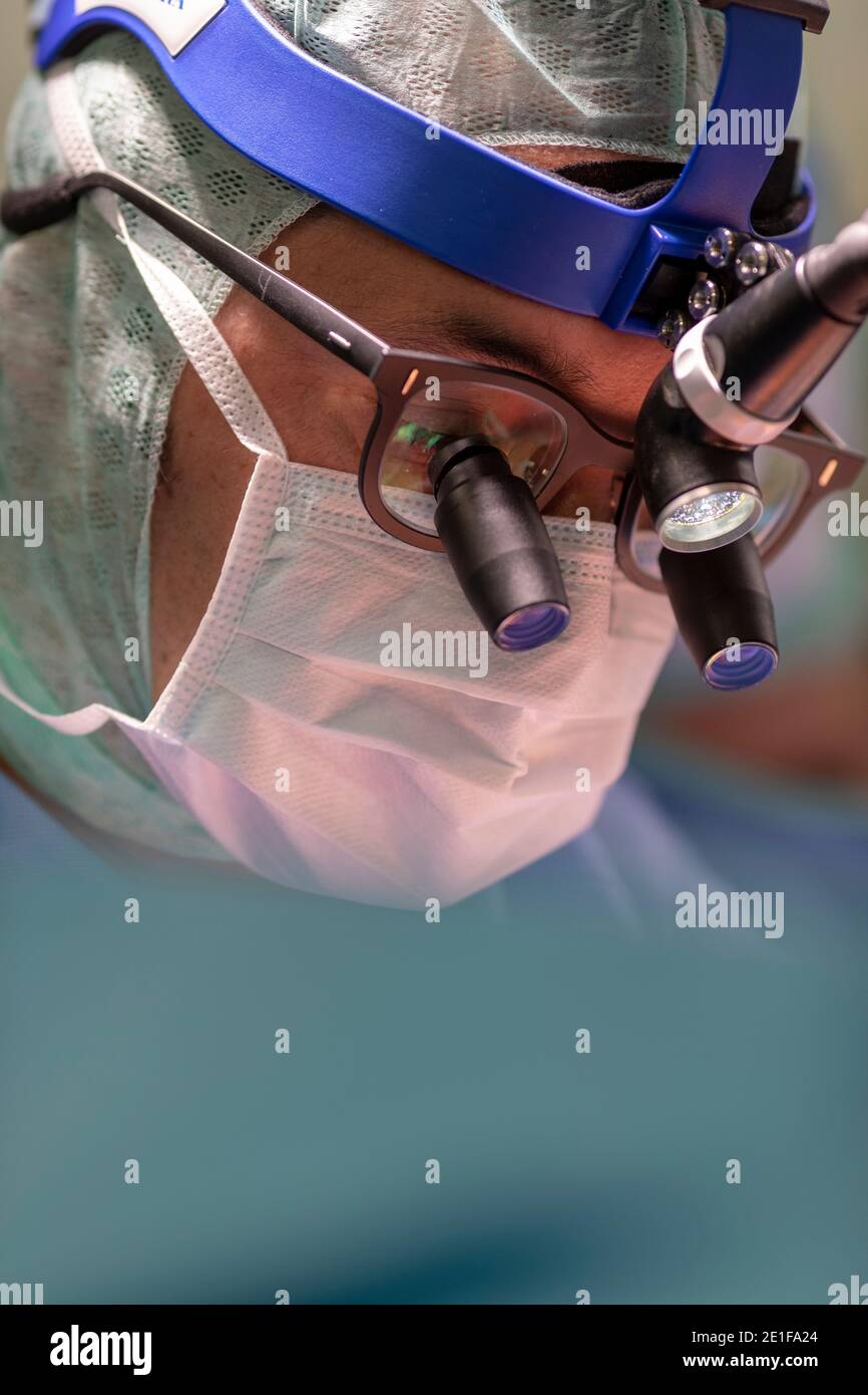 vue rapprochée d'un chirurgien cardiaque portant sa loupe lunettes Banque D'Images