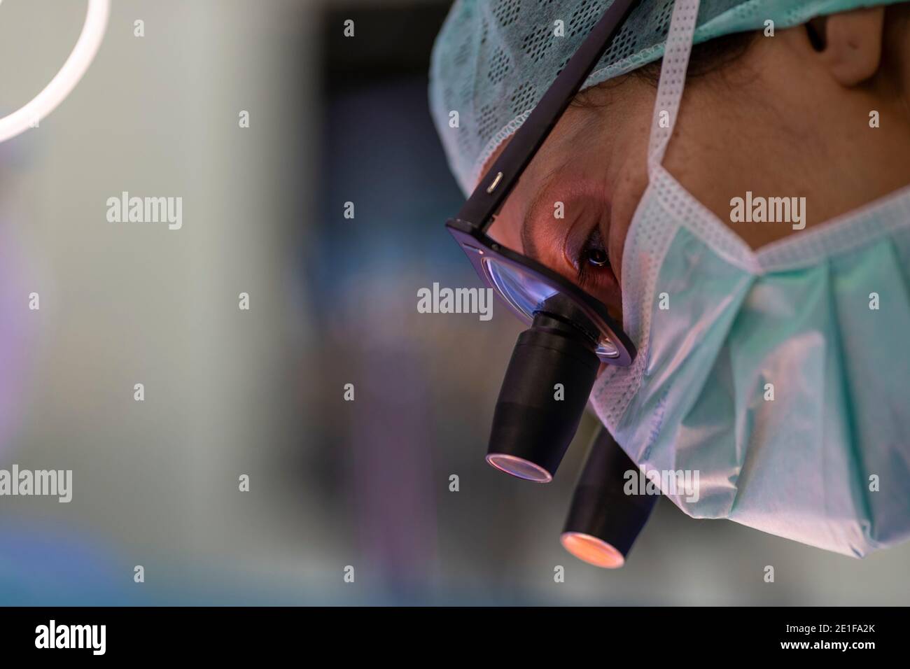 vue rapprochée d'un chirurgien cardiaque portant sa loupe lunettes Banque D'Images