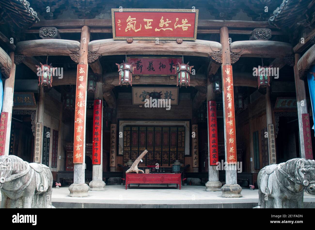 Une salle ancestrale dans le village du patrimoine de Hongcun, datant de 400-500 ans des dynasties Ming et Qing. Région de Huizhou, province d'Anhui, Chine Banque D'Images