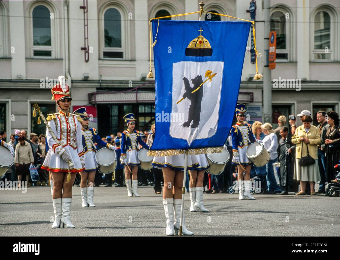 Des groupes de marche célèbrent le jour de la ville à Yaroslavl, en Russie, sur la Volga au nord de Moscou Banque D'Images