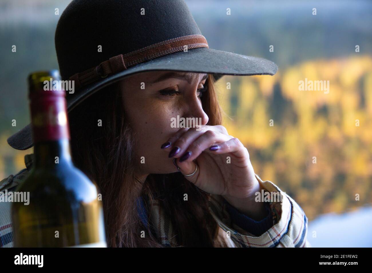 Une fille couvrant sa bouche après avoir pris une gorgée de alcool Banque D'Images