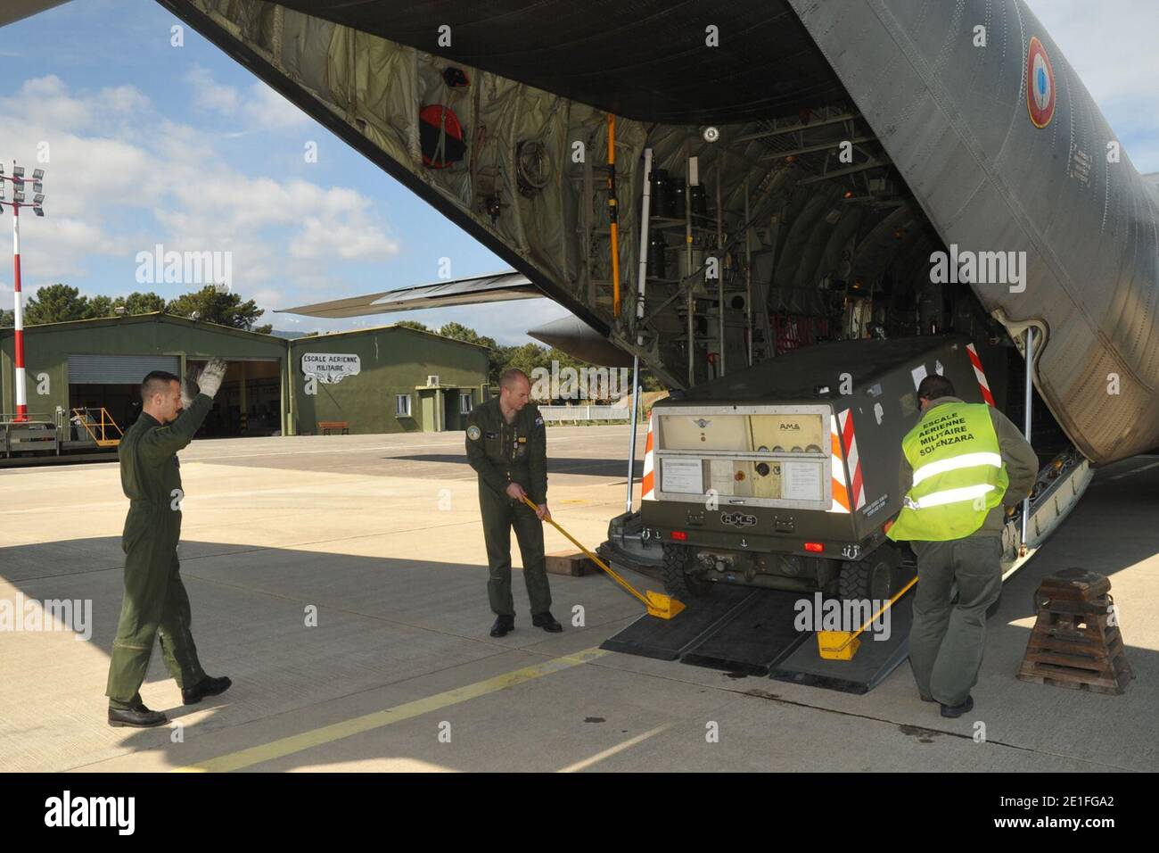 Déchargement de matériel à la base militaire aérienne de Solenzara en Corse  (France) le 20 mars 2011 lors d'une mission en Libye suite à une résolution  du Conseil de sécurité de l'ONU.