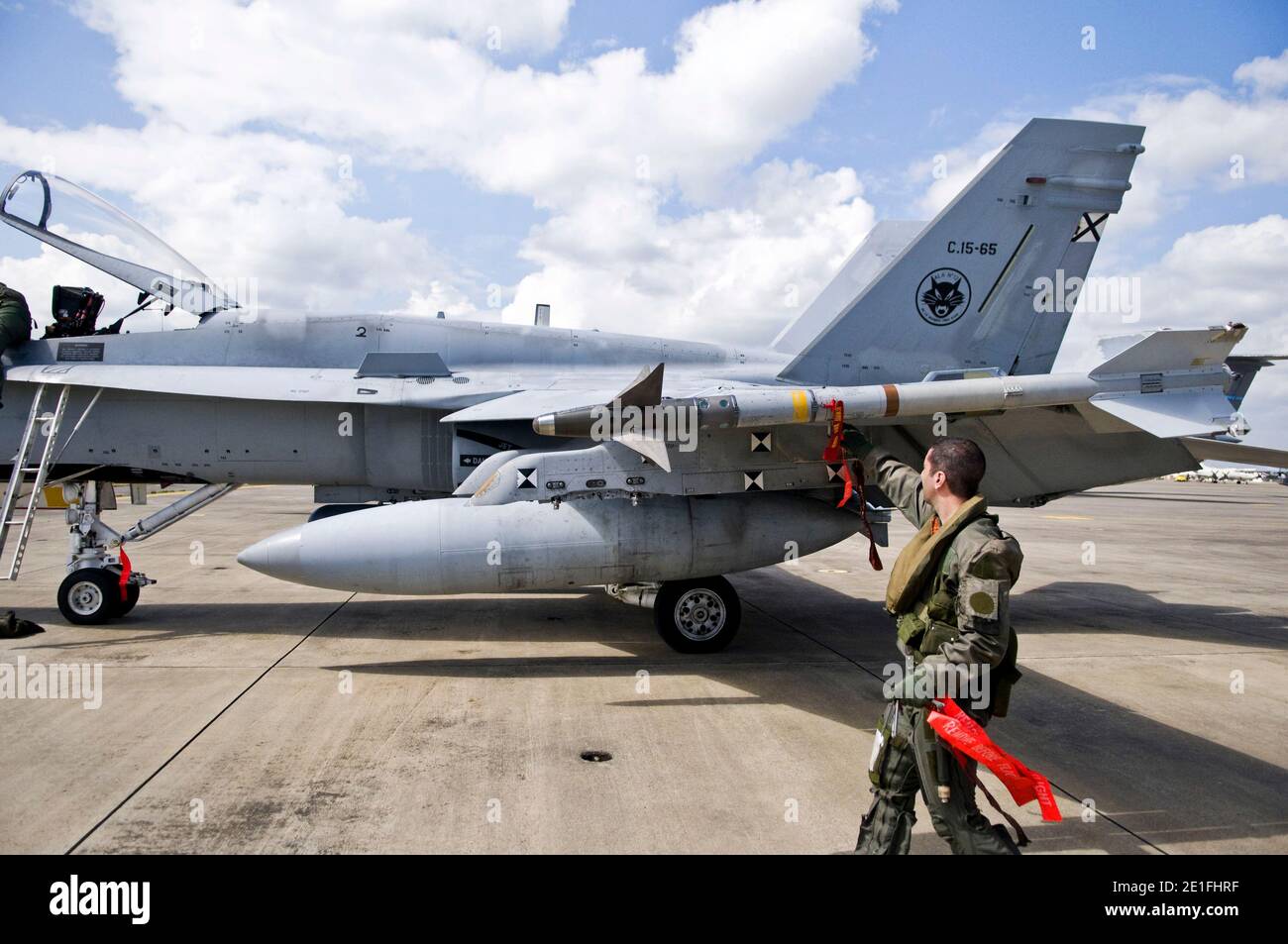 Les chasseurs F-18 espagnols ravitaillent à la base aérienne navale de Sigonella, en Italie. Ces avions font partie de la Force opérationnelle Odyssey Dawn, la force opérationnelle du Commandement de l'Afrique des États-Unis créée pour assurer le commandement et le contrôle opérationnels et tactiques des forces militaires américaines soutenant la réponse internationale aux troubles en Libye et l'application de la résolution 1973 du Conseil de sécurité des Nations Unies. La résolution 1973 du Conseil de sécurité des Nations Unies autorise toutes les mesures nécessaires pour protéger les civils en Libye menacés d'attaque par les forces du régime Kadhafi. Photo de DoD viua ABACAPRESS.COM Banque D'Images