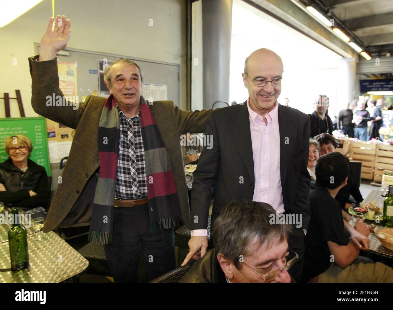 Ministre français des Affaires étrangères et maire de Bordeaux, Alain Juppe rencontre des citoyens à la Marche des Capucins à Bordeaux, dans le sud-ouest de la France, le 26 mars 2011. Juppe apporte son soutien aux candidats de l'UMP avant la deuxième ronde des élections cantonales qui se tiendra le dimanche 27 mars. Le ministre était accompagné d'Alain Moga, ancien membre du conseil municipal de l'UMP. Photo de Patrick Bernard/ABACAPRESS.COM Banque D'Images