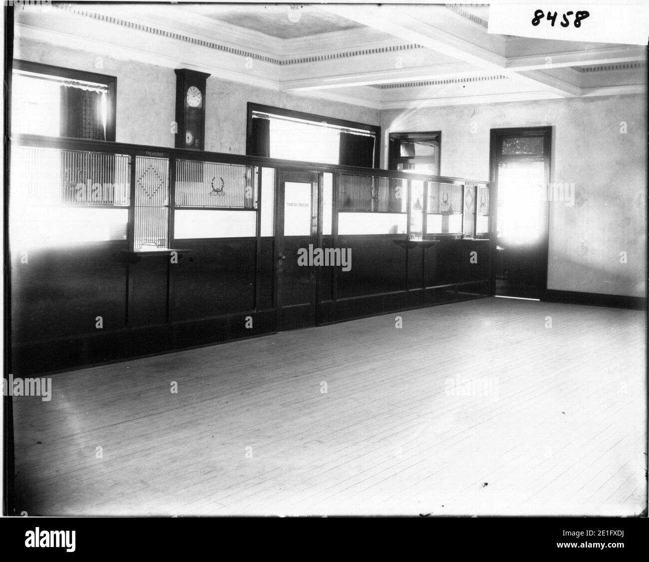 Hall du nouvel édifice de l'auditorium de l'Université de Miami montrant le bureau du trésorier de l'Université et les cages des caissiers 1908 (3199677801). Banque D'Images