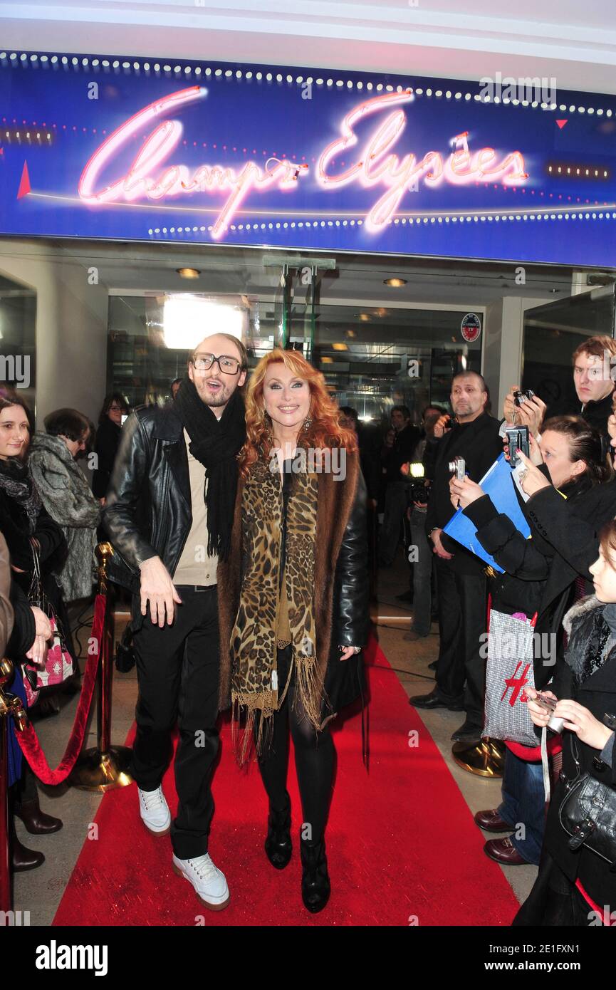 Julie Pietri et Christophe Willem à l'enregistrement des champs-Élysées le  14 janvier 2011 à Paris, France. Photo de Max Colin/ABACAPRESS.COM Photo  Stock - Alamy