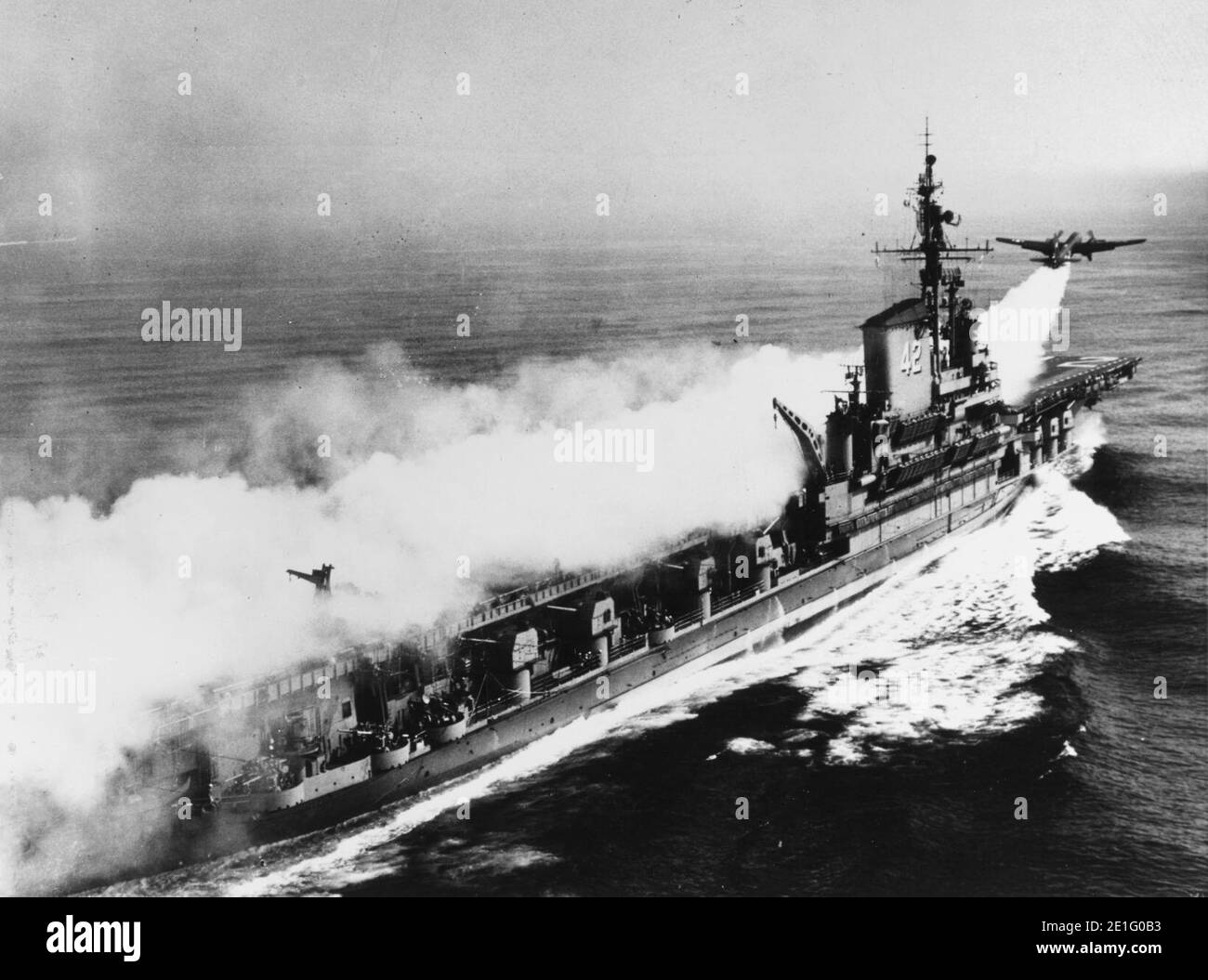 Lockheed P2V-3C Neptune prend son départ de l'USS Franklin D. Roosevelt (CVB-42) le 2 juillet 1951 Banque D'Images