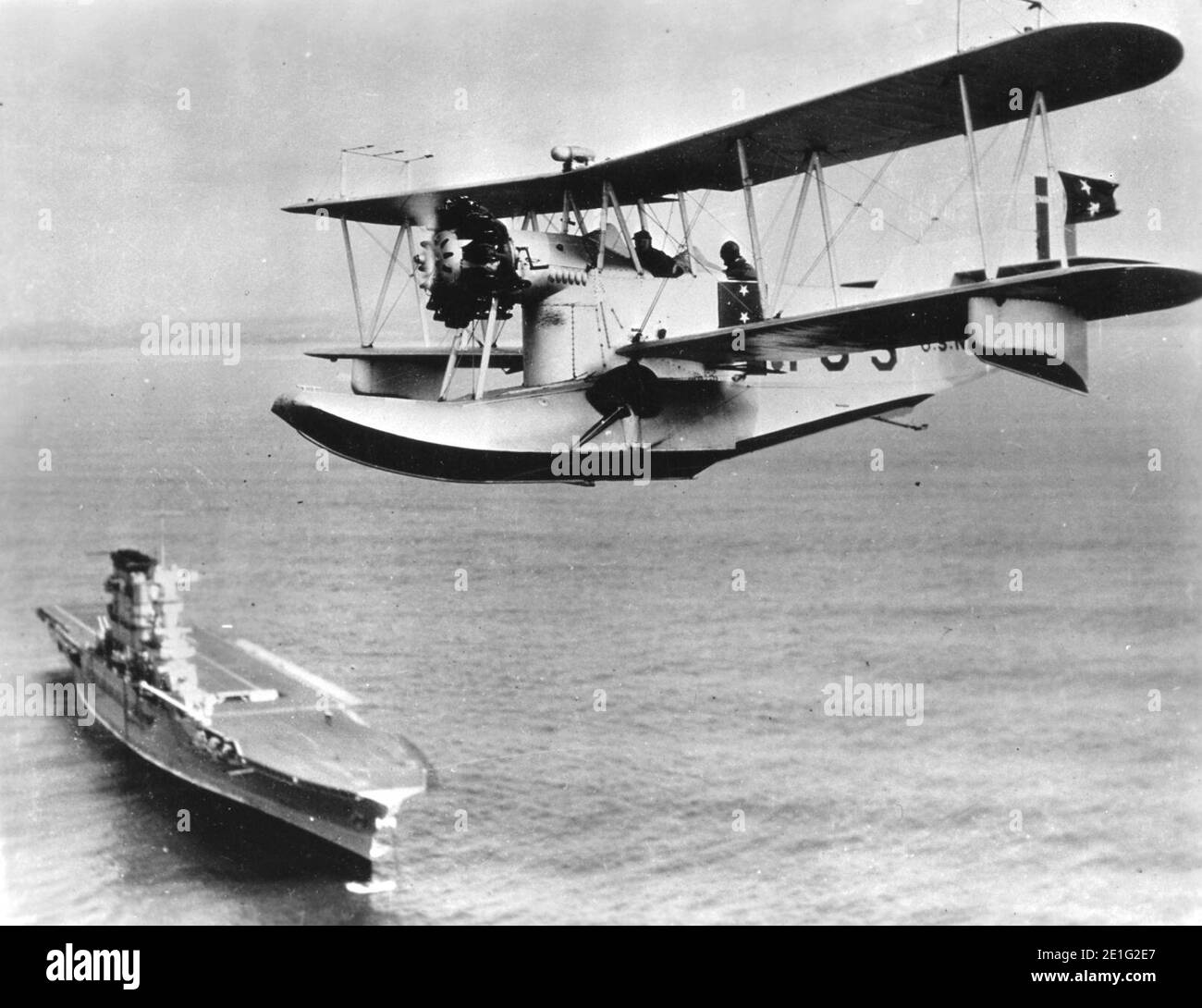 Loening OL survolant USS Lexington (CV-2) c1930. Banque D'Images