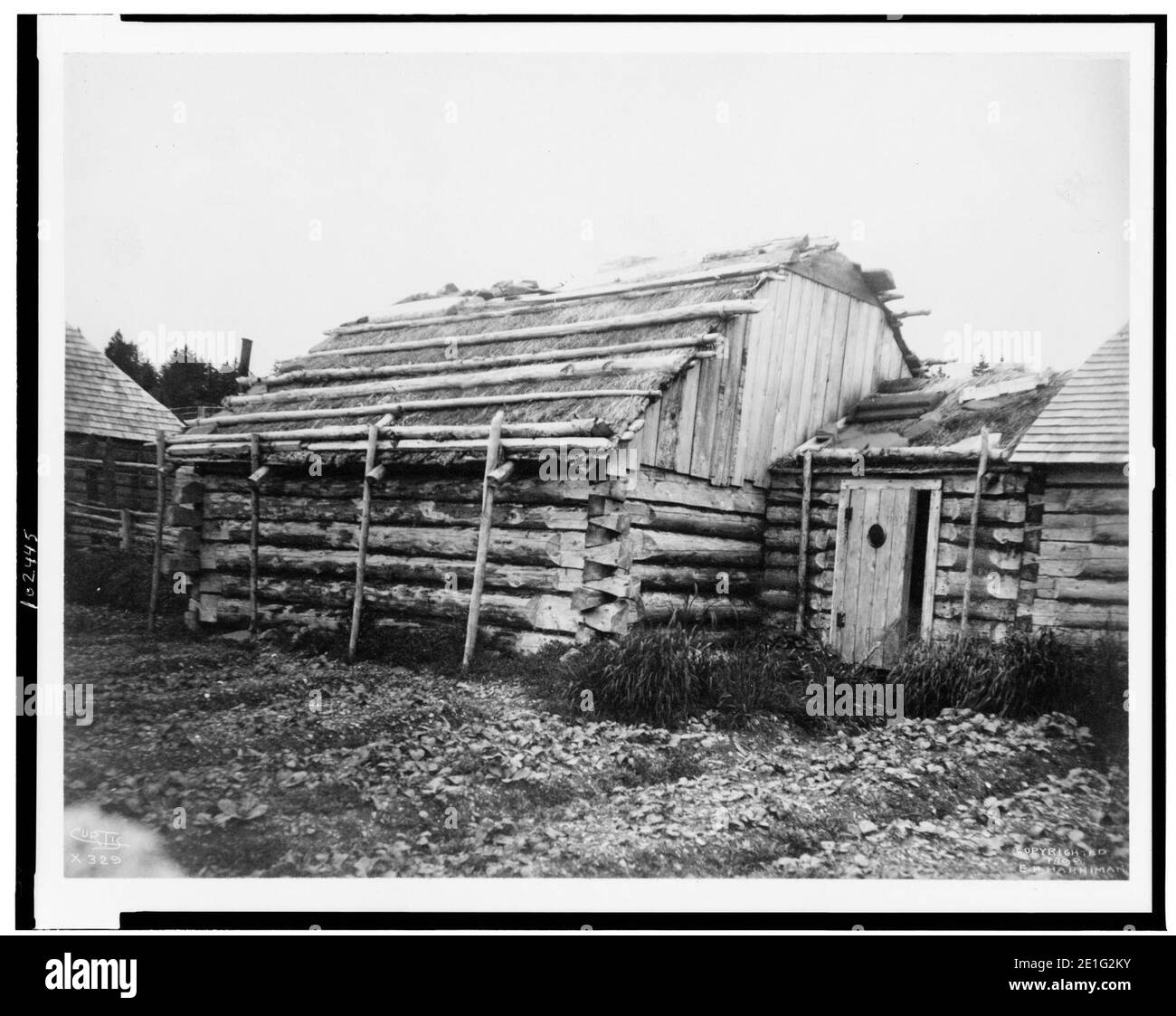 Chalets en bois ou barabara, Kodiak, Alaska) - Curtis Banque D'Images